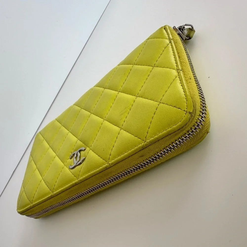 Chanel Pre-loved Diamond-Quilted Wallet in yellow lambskin leather